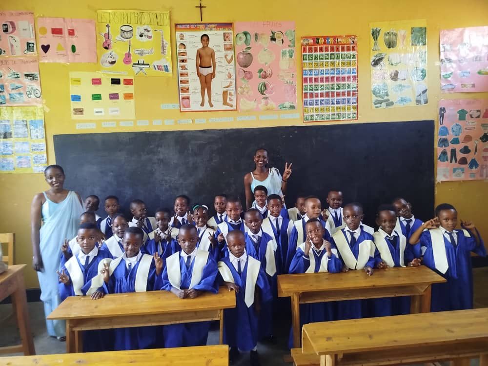 Graduation style class photo